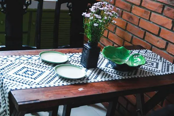 alt text: Bên trong phòng nghỉ tại Deja Vu Homestay Huế với gam màu tươi sáng
