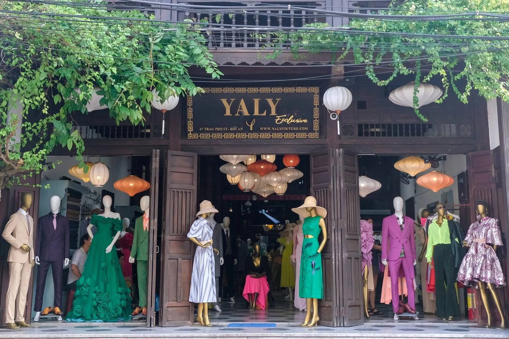 alt text: Bên trong tiệm may Yaly Couture tại Hội An