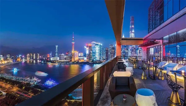 alt text: Bếp trưởng tại nhà hàng trong khách sạn Wanda Reign