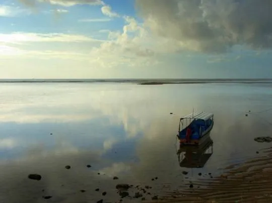 Alt text: Biển Benoa - Bali - Indonesia