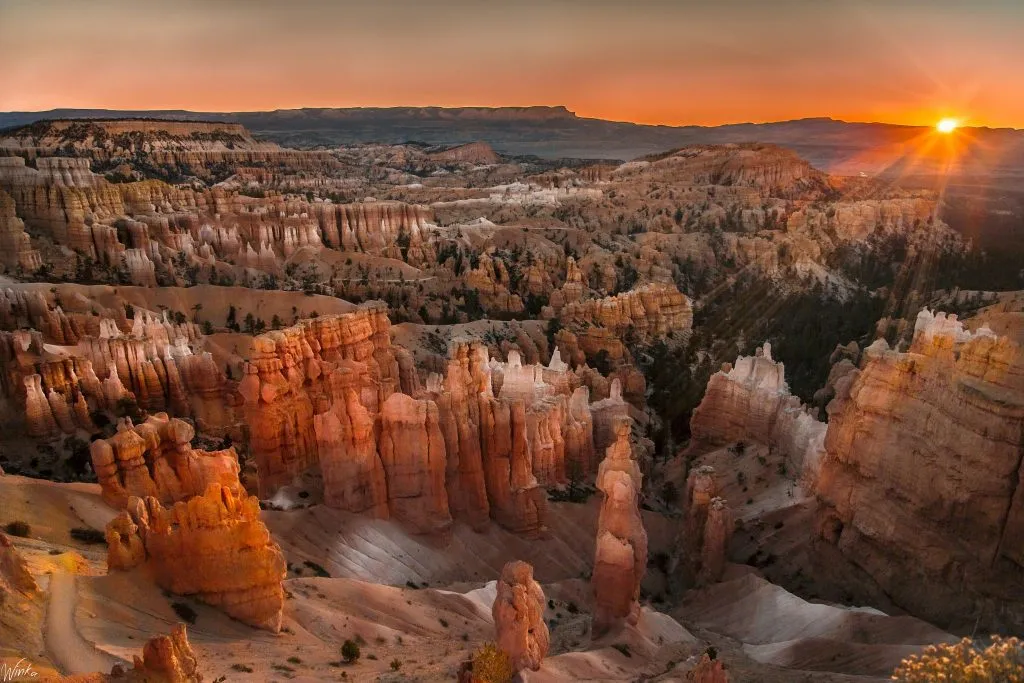 Alt text: Bryce Canyon lúc bình minh