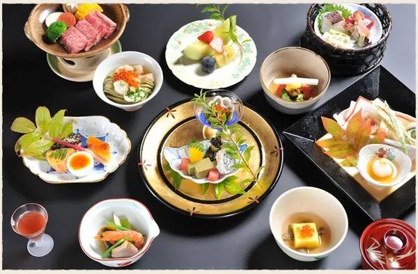 Alt text: Bữa ăn Kaiseki với nhiều món ăn nhỏ, tinh tế, được trình bày đẹp mắt