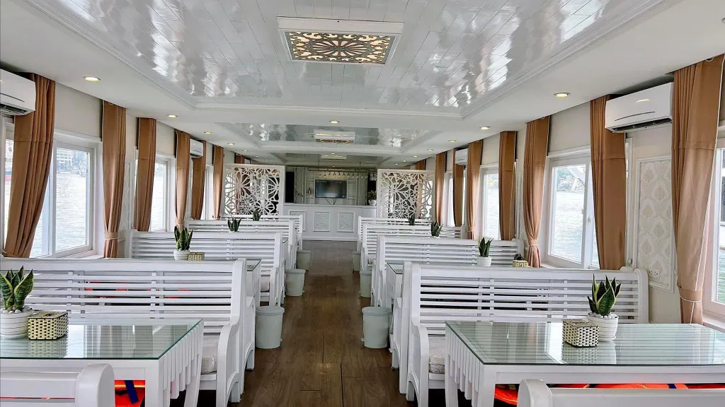 alt text: Bữa ăn sang trọng được phục vụ trên du thuyền Athena Luxury Hạ Long