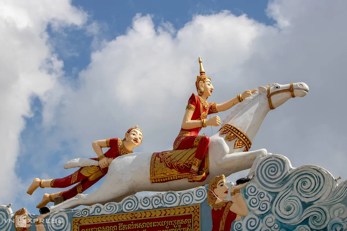 alt text: Bức phù điêu tại chùa Xiêm Cán khắc họa hình ảnh Thái tử Siddhartha qua sông tìm đường giác ngộ.