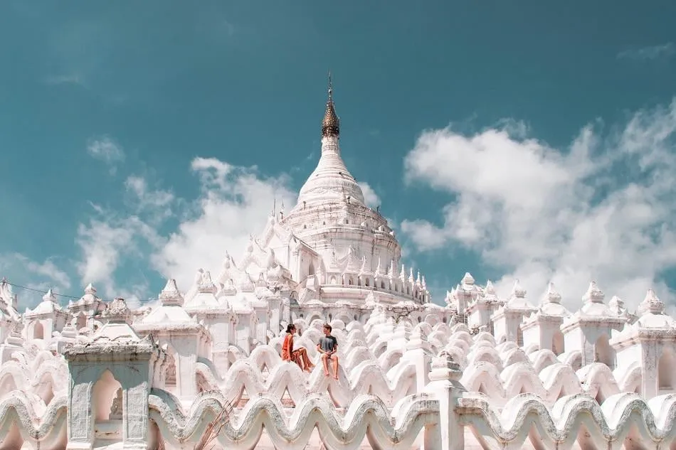 alt text: Bức tượng Phật Mahamuni dát vàng và đá quý, là điểm hành hương quan trọng ở Mandalay, Myanmar