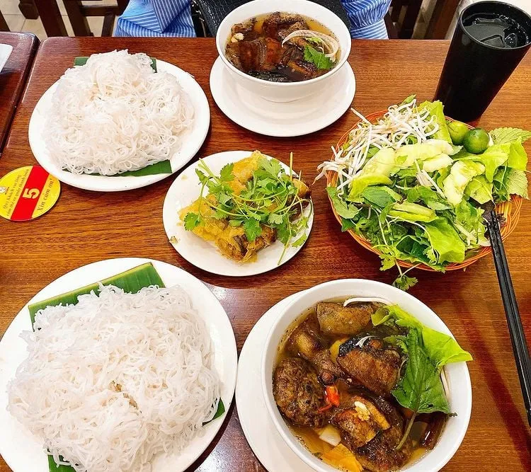 alt text: Bún chả Hà Nội với chả nướng thơm phức