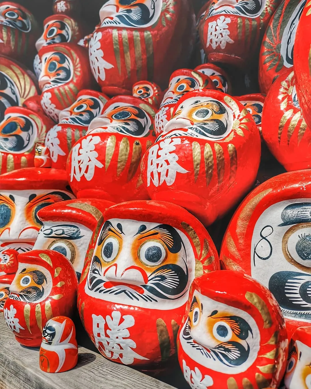 alt text: Búp bê Daruma với một mắt được vẽ, tượng trưng cho một điều ước đang được thực hiện