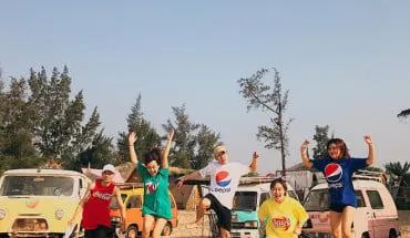 alt text: Cắm trại ven biển