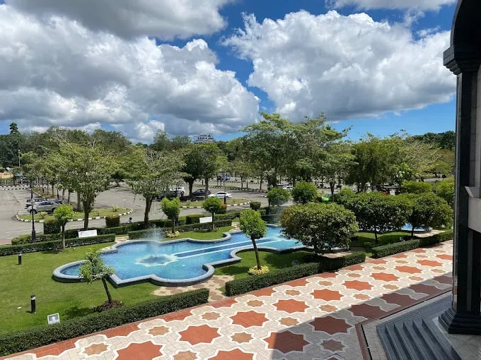 alt text: Cận cảnh họa tiết trang trí tinh xảo bên trong nhà thờ Hồi giáo Jame Asr Hassanil Bolkiah