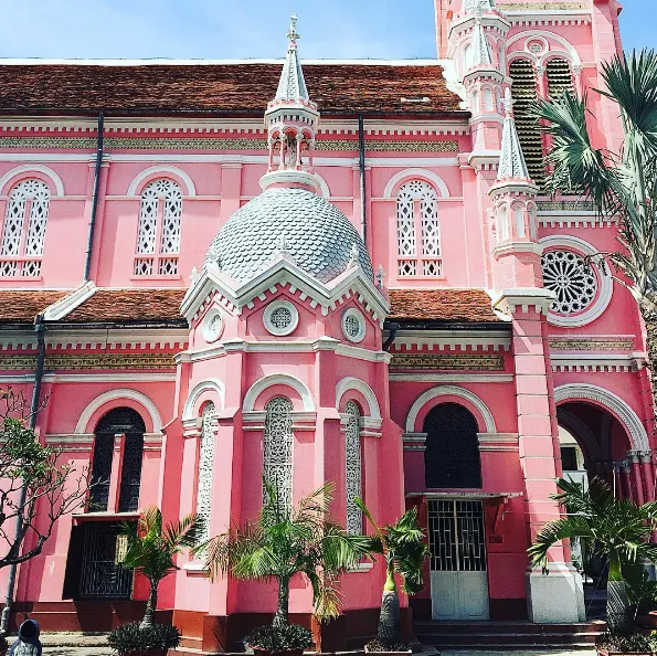alt text: Cận cảnh kiến trúc Gothic của nhà thờ Tân Định
