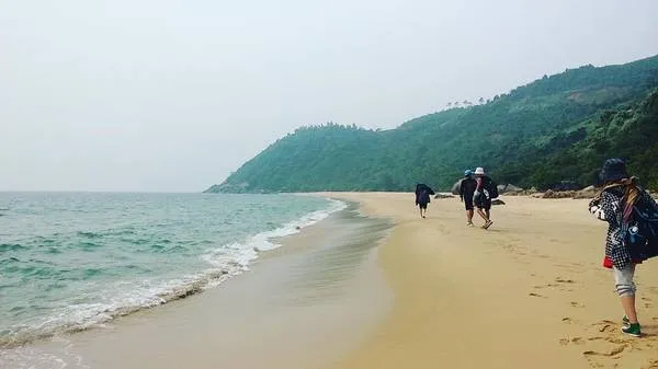 alt text: Cảnh biển yên bình tại Làng Vân