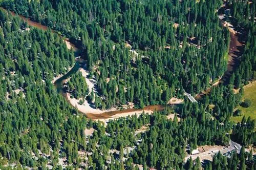 alt text: Cảnh bình minh tuyệt đẹp tại Canyonlands, ánh nắng chiếu sáng vòm đá Mesa
