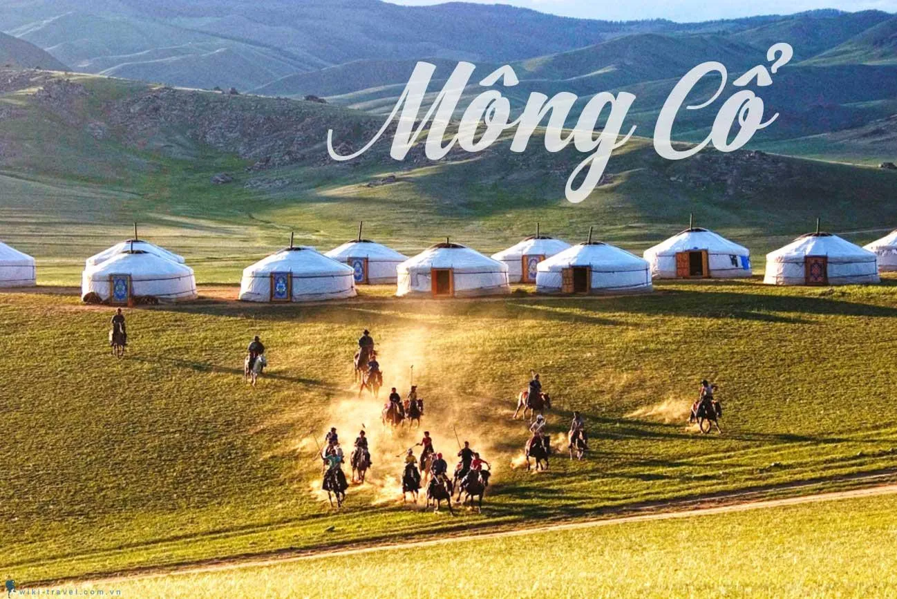 alt text: Cảnh quan hùng vĩ của những ngọn núi và thảo nguyên rộng lớn ở Mông Cổ
