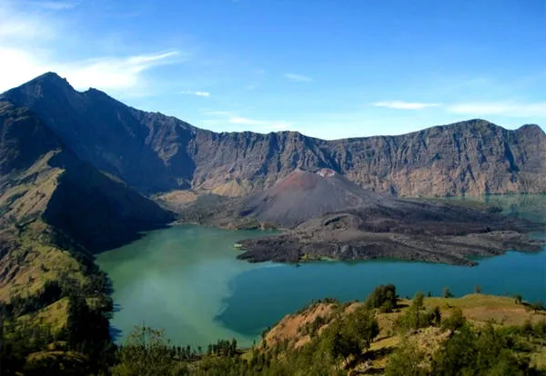alt text: Cảnh quan hùng vĩ của núi lửa Rinjani trên đảo Lombok, Indonesia