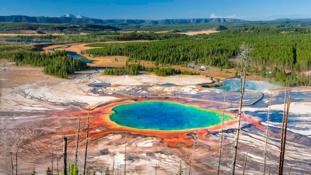 Alt text: Cảnh quan kỳ v thú tại công viên quốc gia Yellowstone