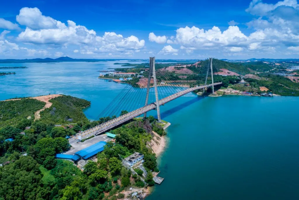 Alt text: Cầu Tengku Fisabilillah nối đảo Batam và đảo Tonton - Indonesia