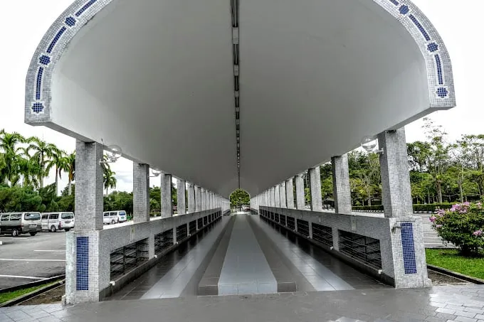 alt text: Cầu thang và mái vòm kính màu trong nhà thờ Hồi giáo Jame Asr Hassanil Bolkiah