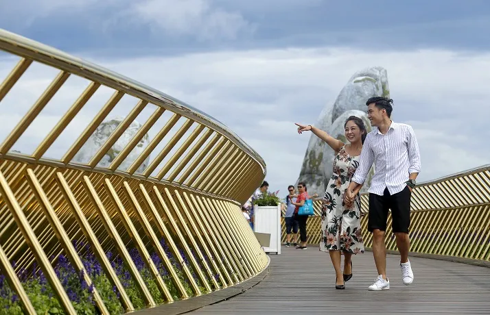 alt text: Cầu Vàng lung linh trong sương sớm tại Bà Nà Hills