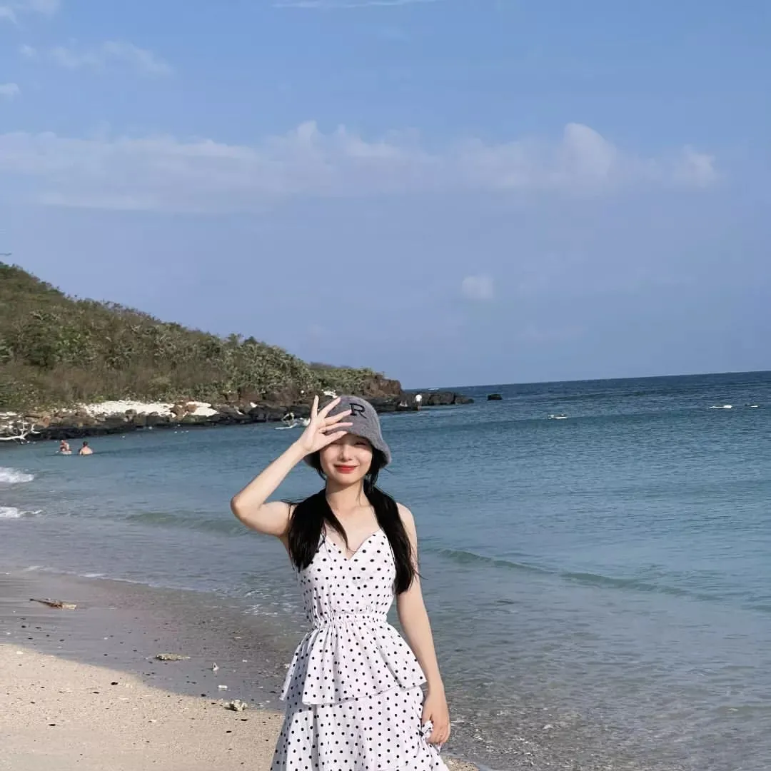alt text: Cây cối xanh mướt trên Đảo Hòn Chùa