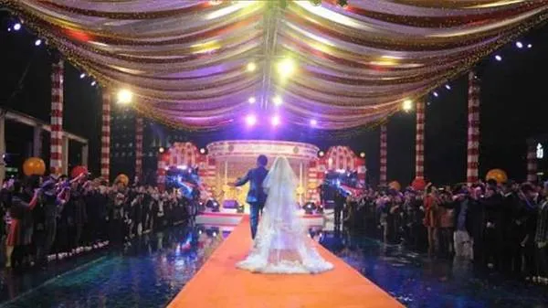 alt text: Châu Kiệt Luân và Hannah Quinlivan bước vào lễ đường tại Đài Loan