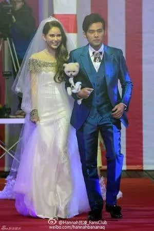 alt text: Châu Kiệt Luân và Hannah Quinlivan cắt bánh cưới