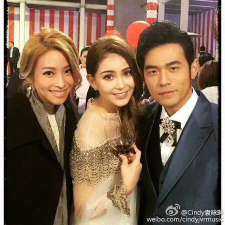 alt text:  Châu Kiệt Luân và Hannah Quinlivan chụp ảnh cùng khách mời tại Đài Loan