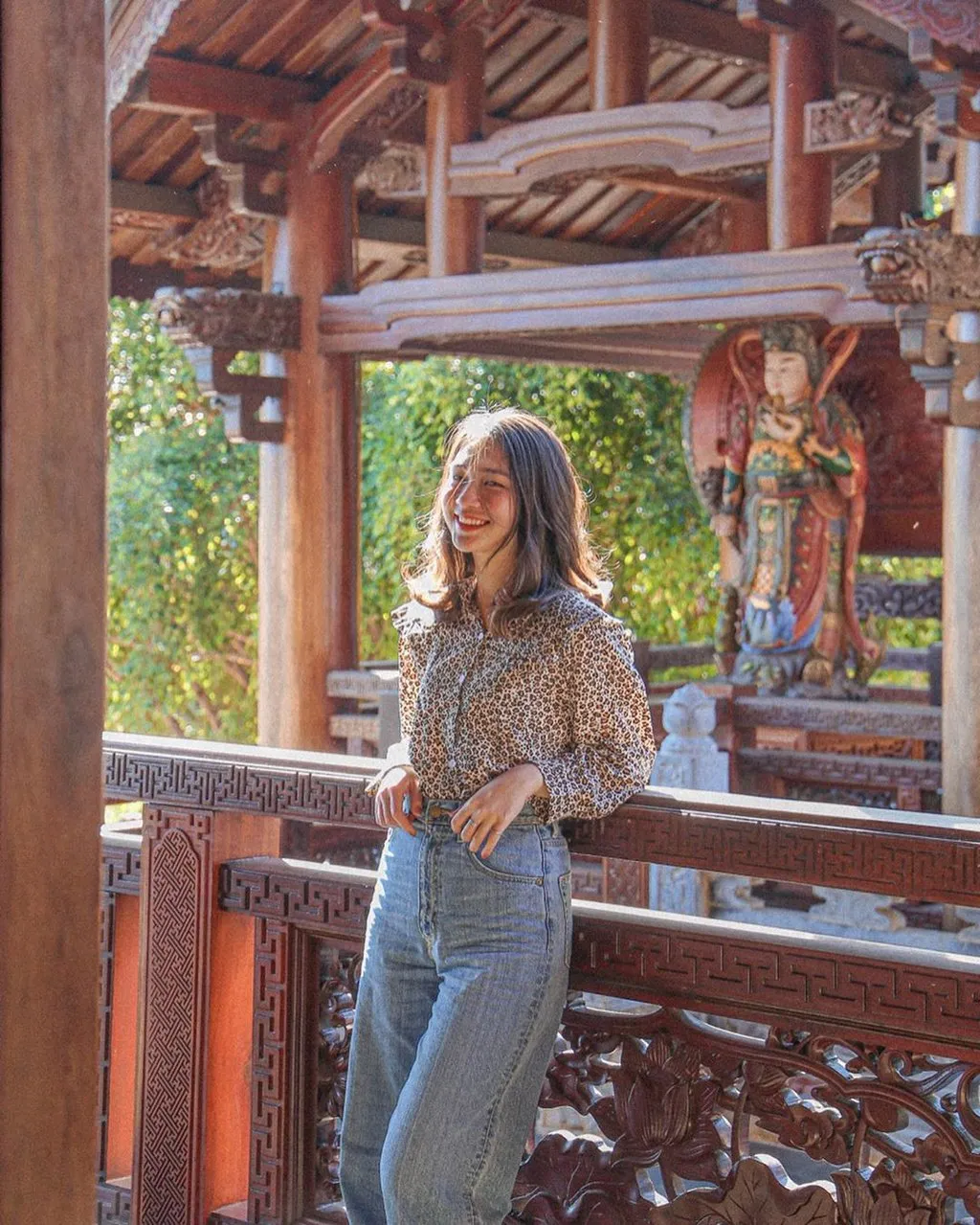 alt text: Chính điện chùa Sắc Tứ Khải Đoan với cột gỗ lim