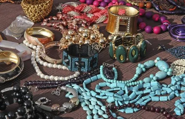 Alt text: Chợ Chatuchak nhộn nhịp với nhiều gian hàng