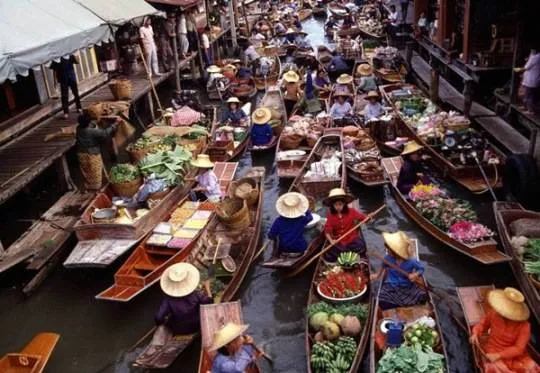 Alt text: Chợ nổi Damnoen Saduak, Bangkok, Thái Lan