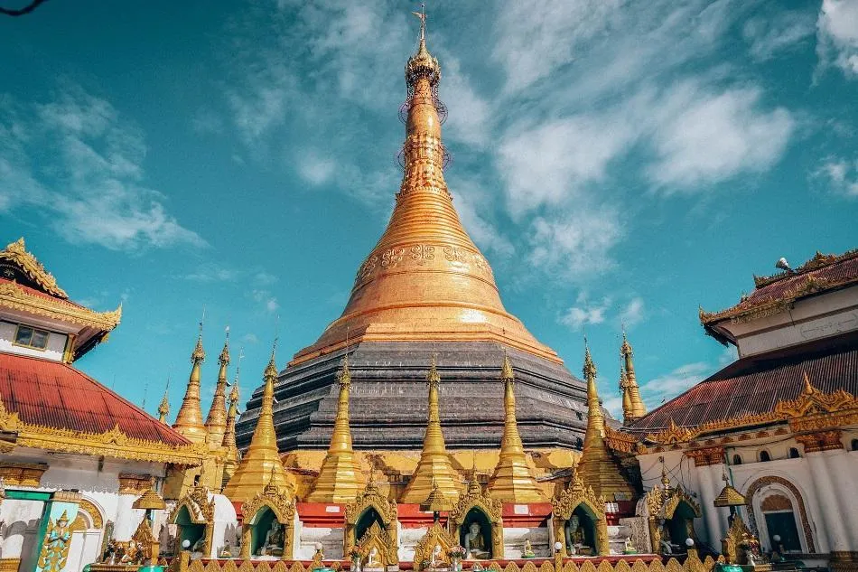 alt text: Chùa Kyeik Than Lan ở Mawlamyine, Myanmar, với bảo tháp dát vàng và khung cảnh hoàng hôn tuyệt đẹp