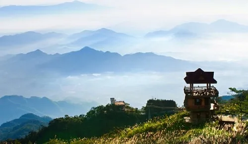 Alt text: Chùa Linh Ứng trên đỉnh Bà Nà Hills với kiến trúc cổ kính