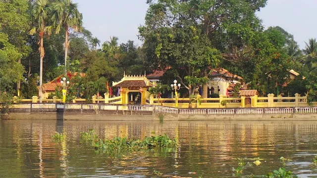 alt text: Chùa Nam Nhã với kiến trúc độc đáo, kết hợp giữa phong cách Đông và Tây, tạo nên một vẻ đẹp riêng biệt
