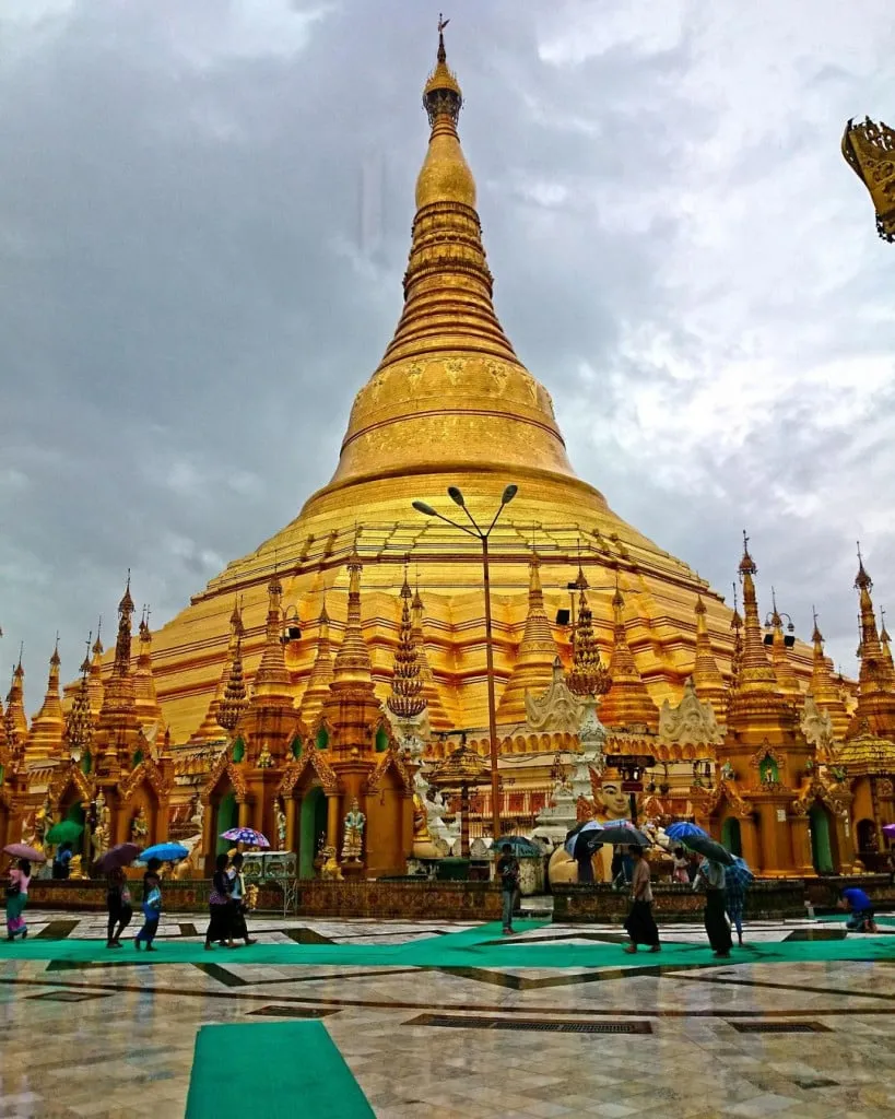 Alt text: Chùa Shwedagon lung linh huyền ảo trong ánh hoàng hôn