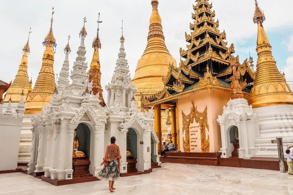alt text: Chùa Shwedagon ở Yangon, Myanmar, với bảo tháp dát vàng cao chót vót nổi bật trên nền trời xanh