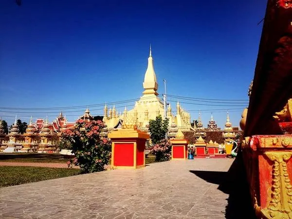 alt text: Chùa That Luang dát vàng rực rỡ dưới ánh nắng tại Vientiane, Lào.
