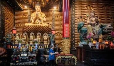 alt text: Chùa Vạn Phật với hàng ngàn tượng Phật