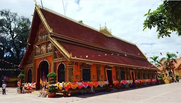 alt text: Chùa Wat Si Muang - điểm đến tâm linh nổi tiếng tại Vientiane, Lào. Du khách đến đây để cầu nguyện và tham quan kiến trúc độc đáo.