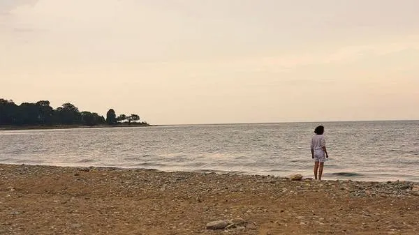 alt text: Cô gái đang ngồi buồn và nhìn ra cửa sổ