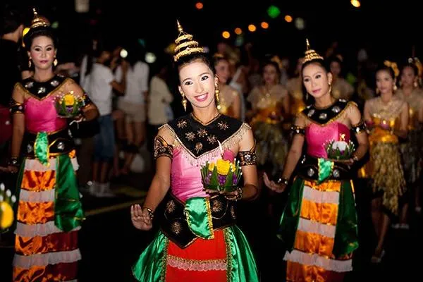 alt text: Cô gái Thái tham gia lễ hội Loi Krathong