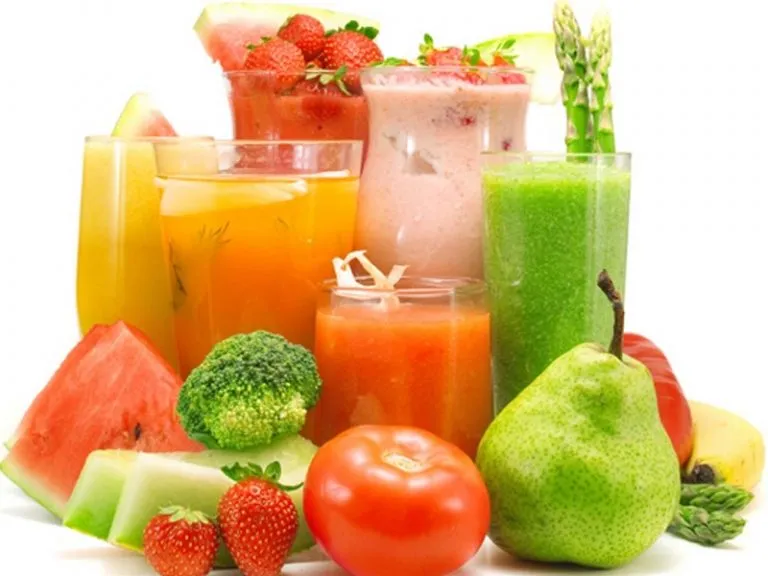 alt text: Cốc sinh tố trái cây tươi ngon