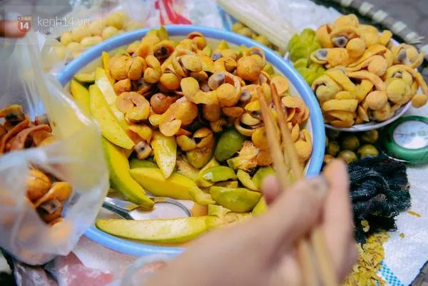 alt text: Cốm non xanh mướt gói trong lá