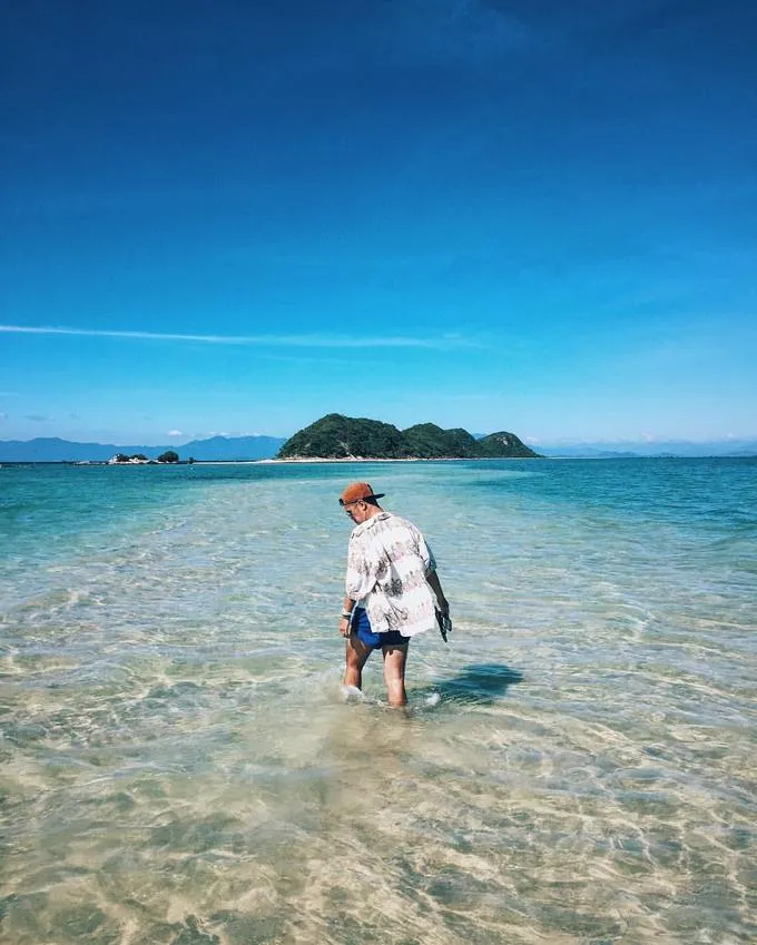 alt text: Con đường cát nổi giữa biển trên đảo Điệp Sơn. Du khách có thể đi bộ trên con đường này khi thủy triều xuống.