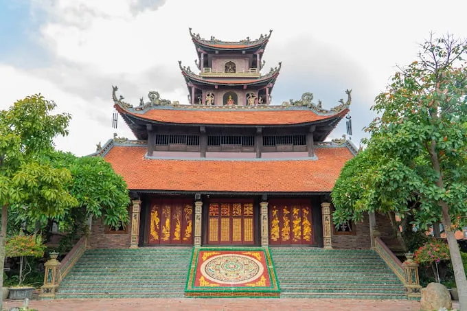 alt text: cổng chùa tiêu dao với họa tiết gốm sứ tinh xảo