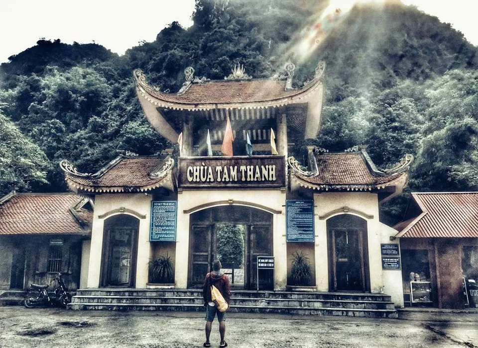alt text: Cổng vào chùa Tam Thanh cổ kính