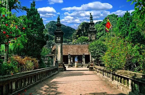 Alt text: Cổng vào đền vua Đinh Tiên Hoàng ở Cố đô Hoa Lư, Ninh Bình. Kiến trúc cổ kính với những họa tiết chạm khắc tinh xảo mang đậm dấu ấn lịch sử.