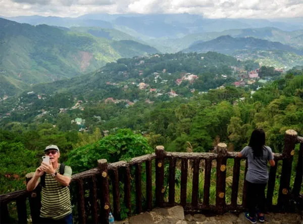 alt text: Công viên Burnham tại Baguio, Philippines với những thảm cỏ xanh mướt và những hàng cây rợp bóng mát