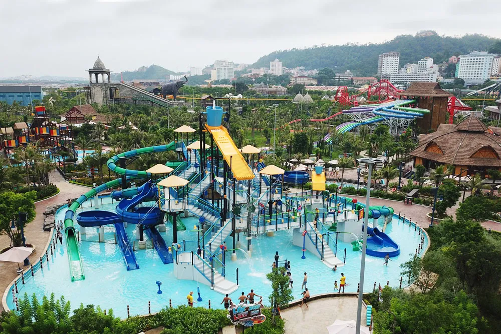 alt text: Công viên nước Typhoon Water Park