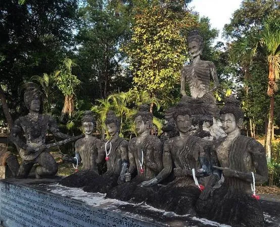 alt text: Công viên Sala Keoku với những bức tượng Phật khổng lồ và kiến trúc độc đáo, Nong Khai, Thái Lan.