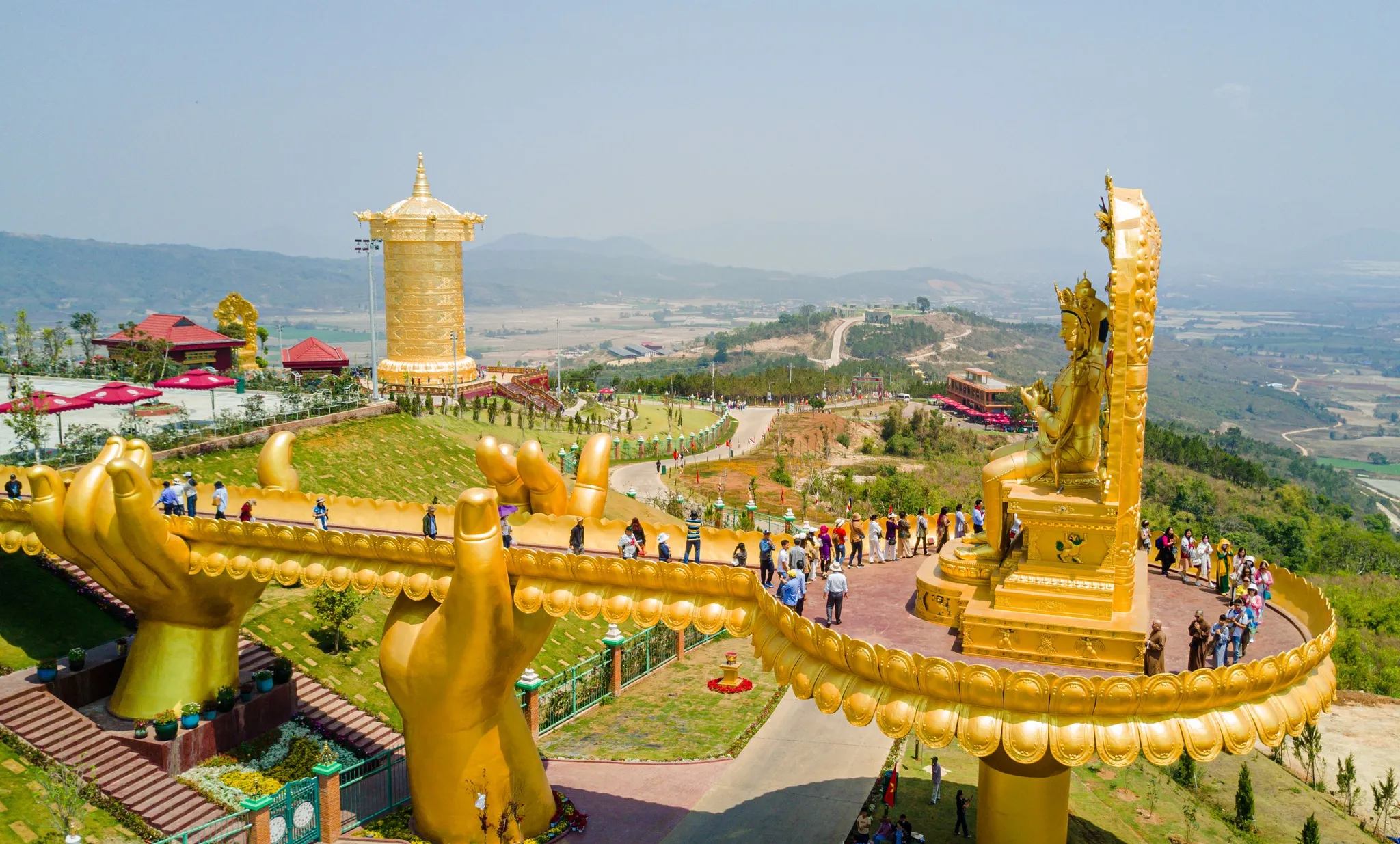 alt text: Đại bảo tháp Kinh luân tại Samten Hills