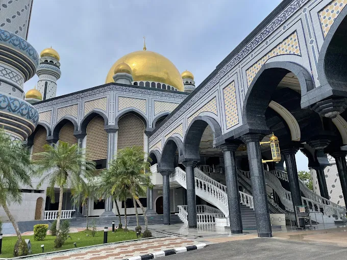 alt text: Đài phun nước tự động trong sảnh chính nhà thờ Hồi giáo Jame Asr Hassanil Bolkiah